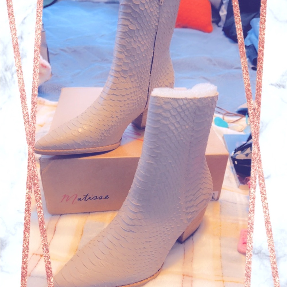 Faux snakeskin booties

Original Retail Price $185.00

SIZES - 6, 7.5, & 8.5